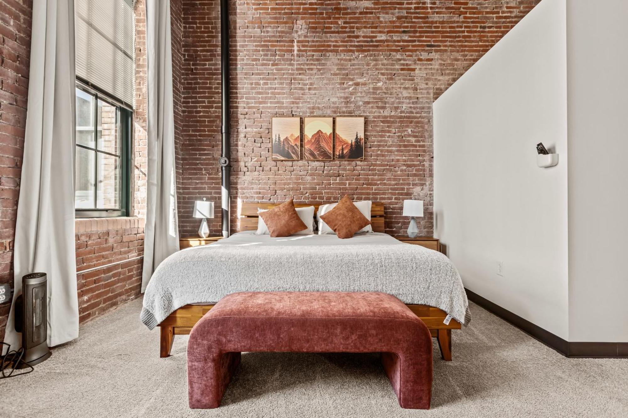 Luxury Industrial 2 Bedroom 2 Full Bath Strip District & Riverwalk