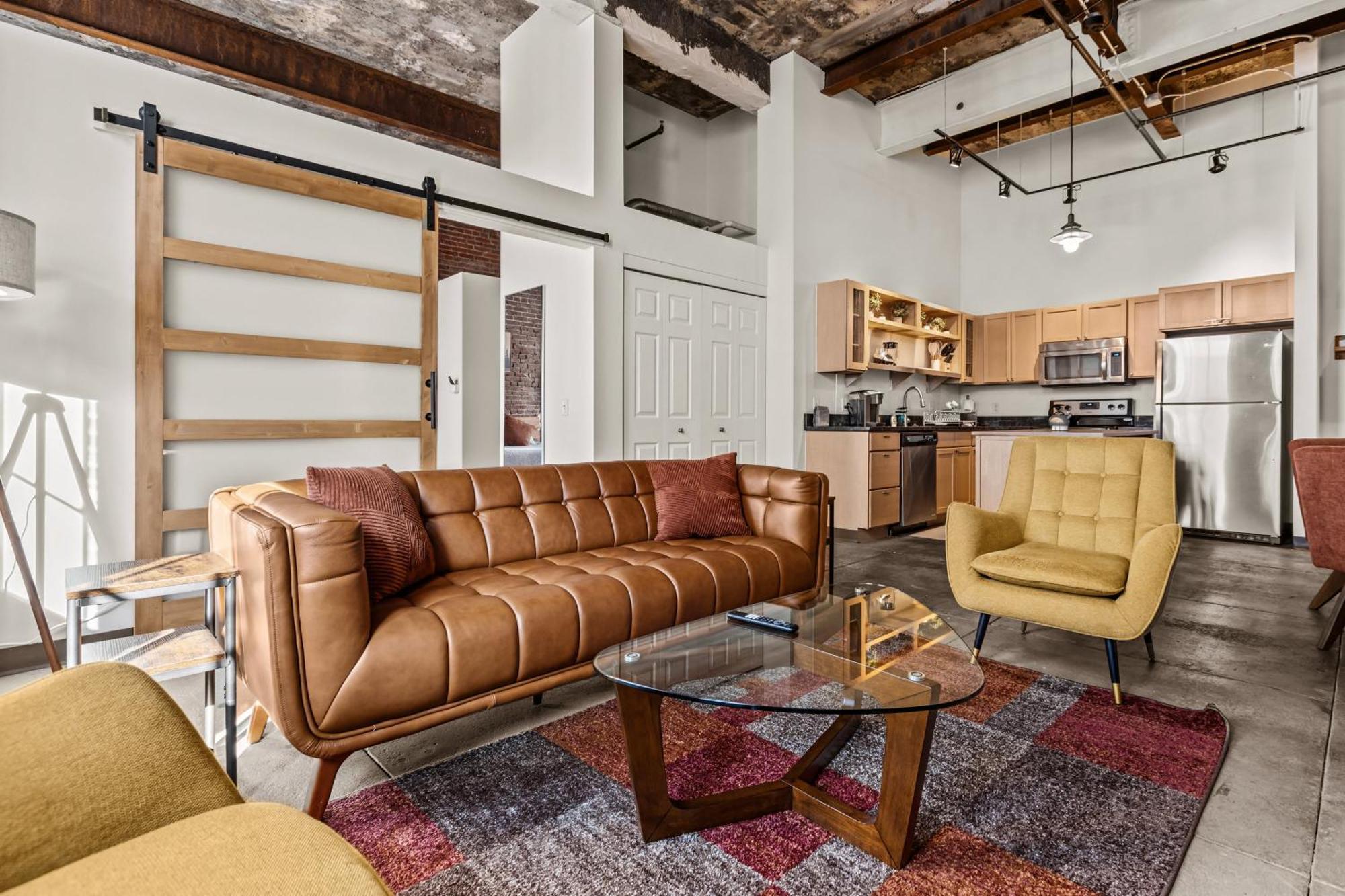 Luxury Industrial 2 Bedroom 2 Full Bath Strip District & Riverwalk Apartamento *