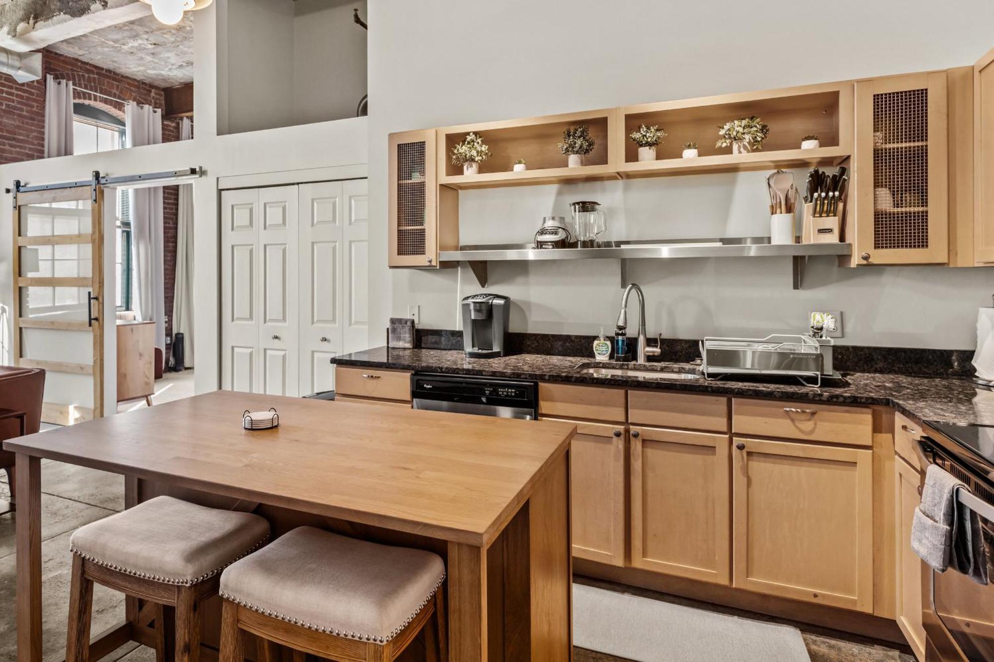Luxury Industrial 2 Bedroom 2 Full Bath Strip District & Riverwalk
