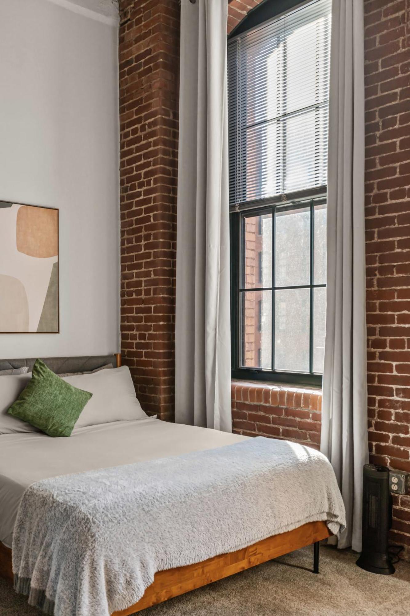 Apartment Luxury Industrial 2 Bedroom 2 Full Bath Strip District & Riverwalk