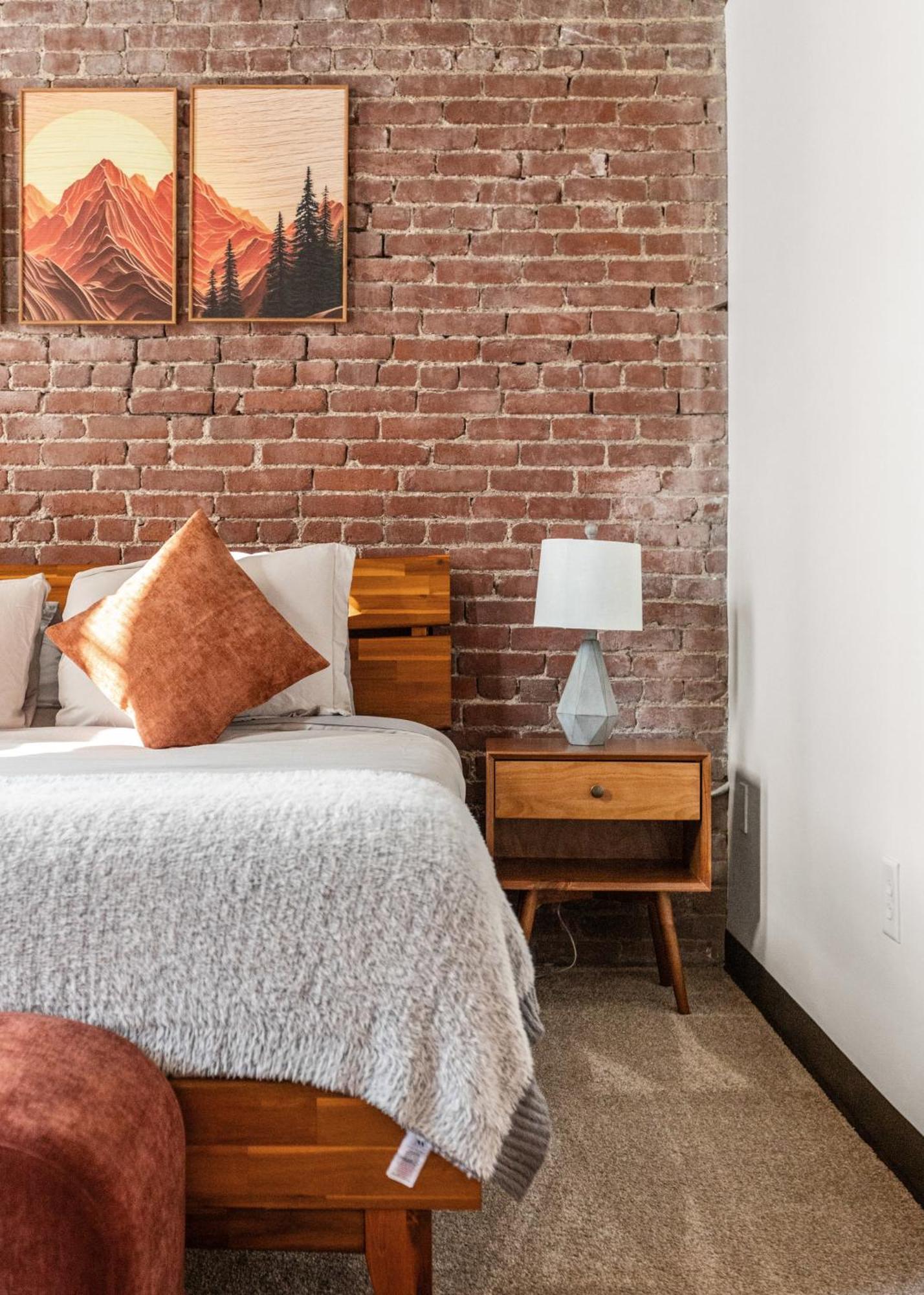 Apartment Luxury Industrial 2 Bedroom 2 Full Bath Strip District & Riverwalk