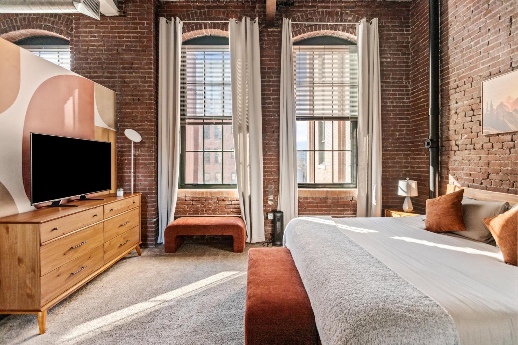 Luxury Industrial 2 Bedroom 2 Full Bath Strip District & Riverwalk *