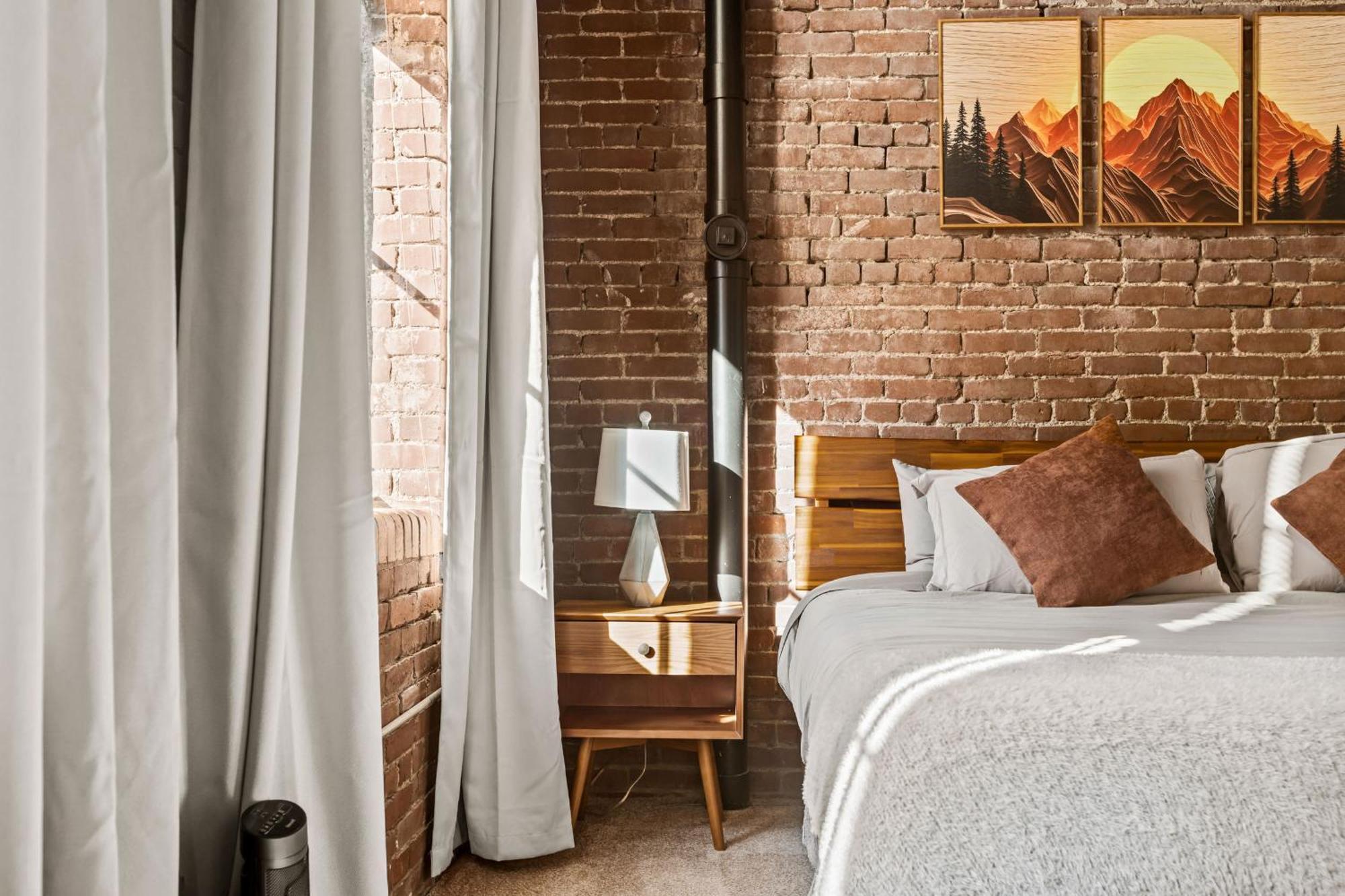 Apartment Luxury Industrial 2 Bedroom 2 Full Bath Strip District & Riverwalk *