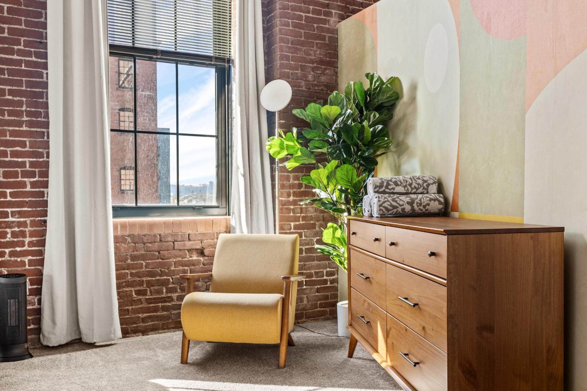Luxury Industrial 2 Bedroom 2 Full Bath Strip District & Riverwalk