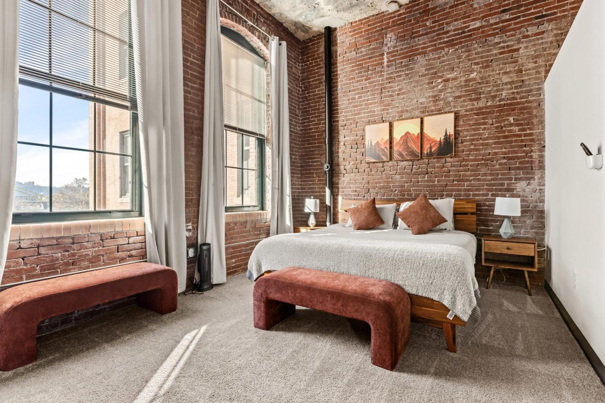 Apartment Luxury Industrial 2 Bedroom 2 Full Bath Strip District & Riverwalk