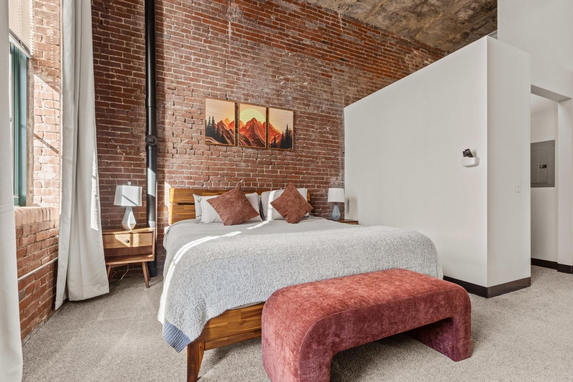 Apartment Luxury Industrial 2 Bedroom 2 Full Bath Strip District & Riverwalk Pittsburgh