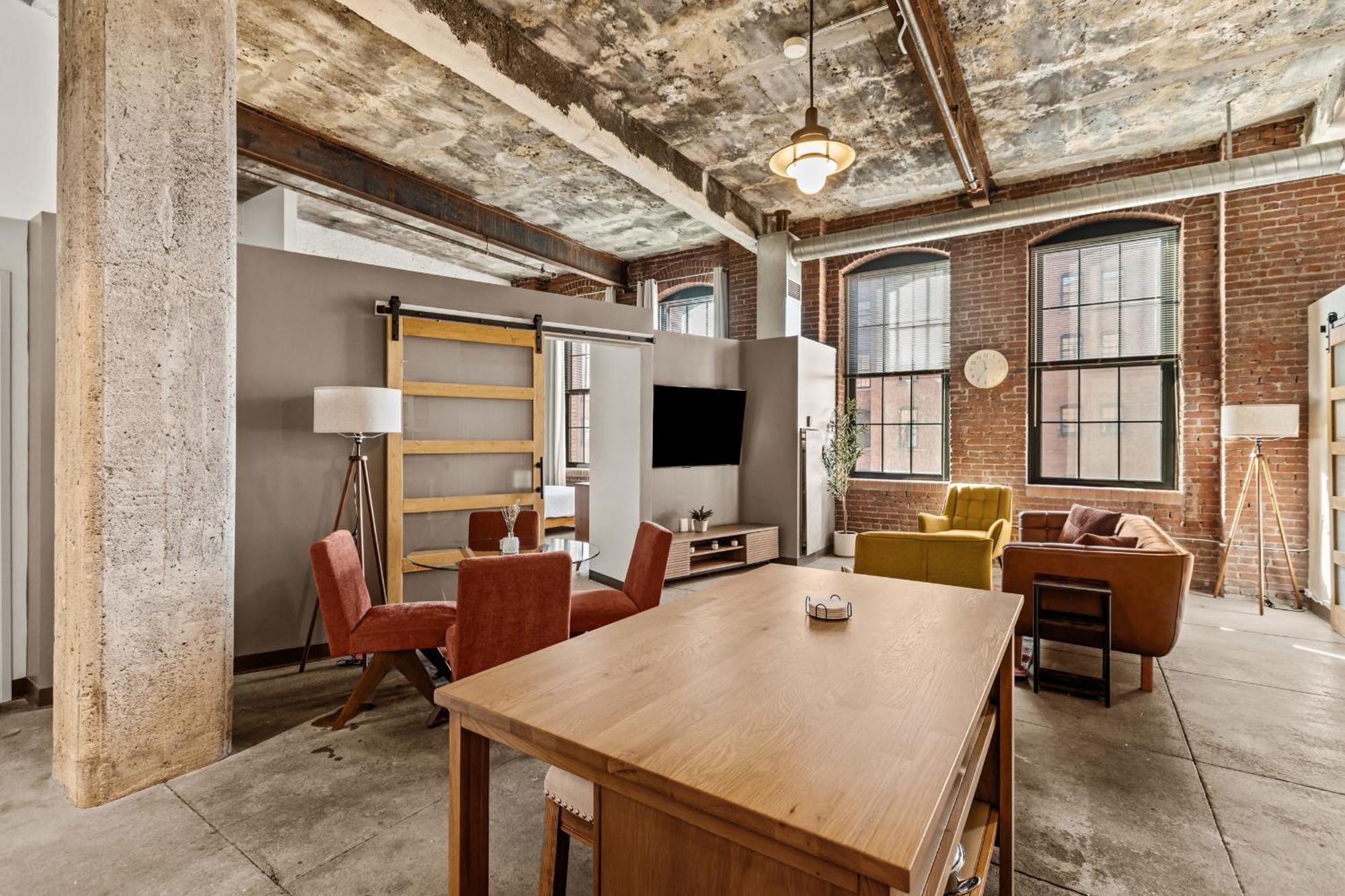 Luxury Industrial 2 Bedroom 2 Full Bath Strip District & Riverwalk * Pittsburgh