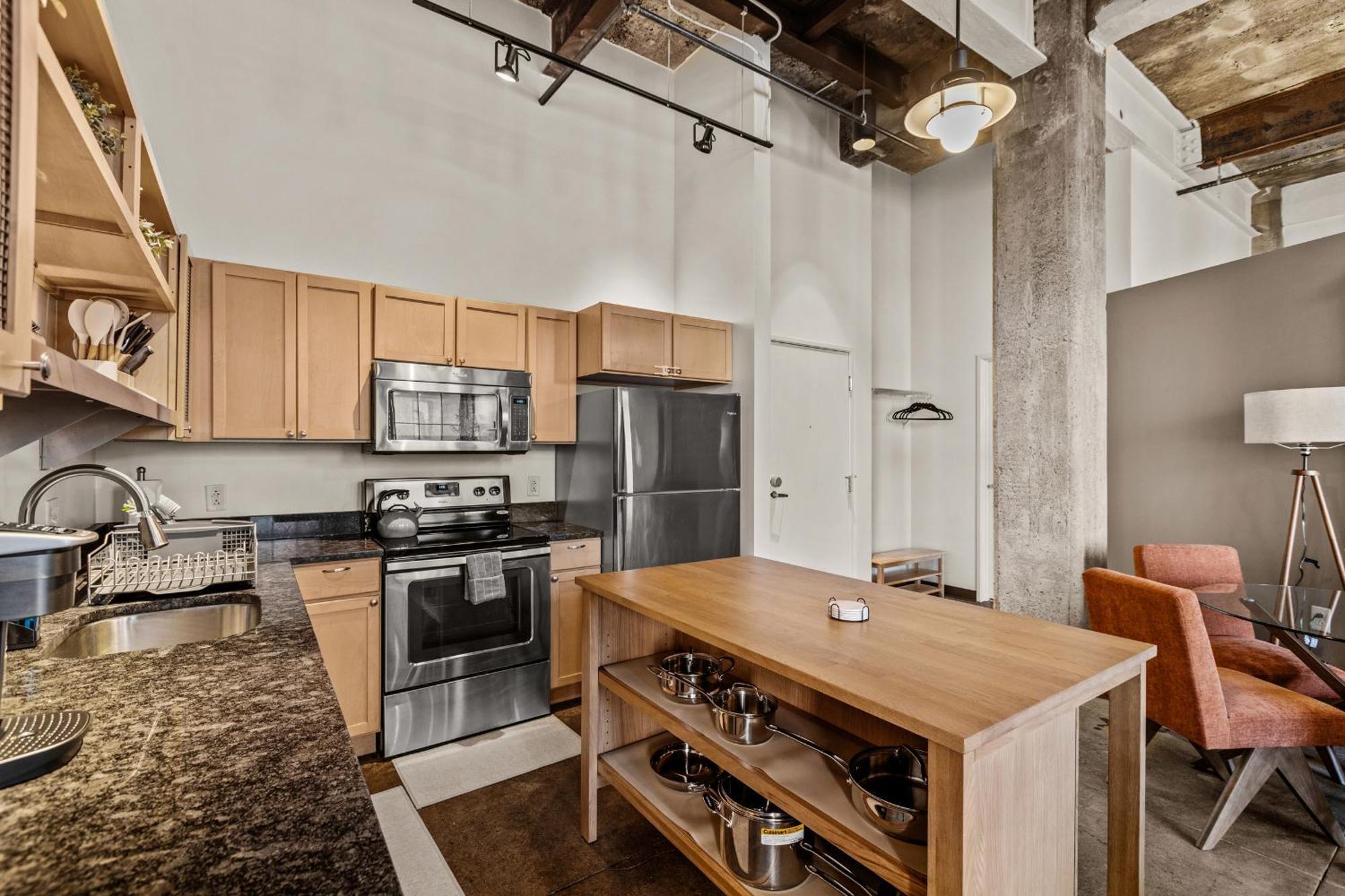 Luxury Industrial 2 Bedroom 2 Full Bath Strip District & Riverwalk