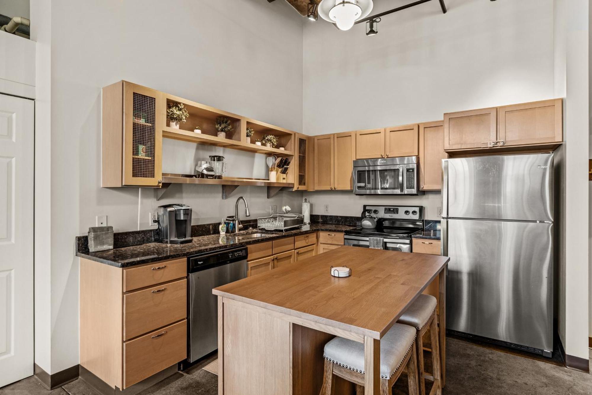 Apartment Luxury Industrial 2 Bedroom 2 Full Bath Strip District & Riverwalk